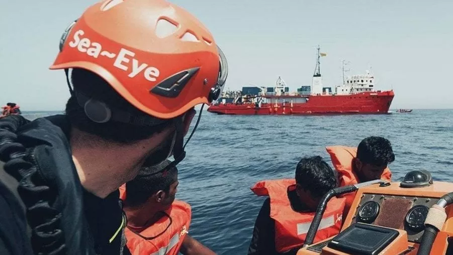 Il Governo stalker delle O.N.G. del mare e dei diritti dei migranti